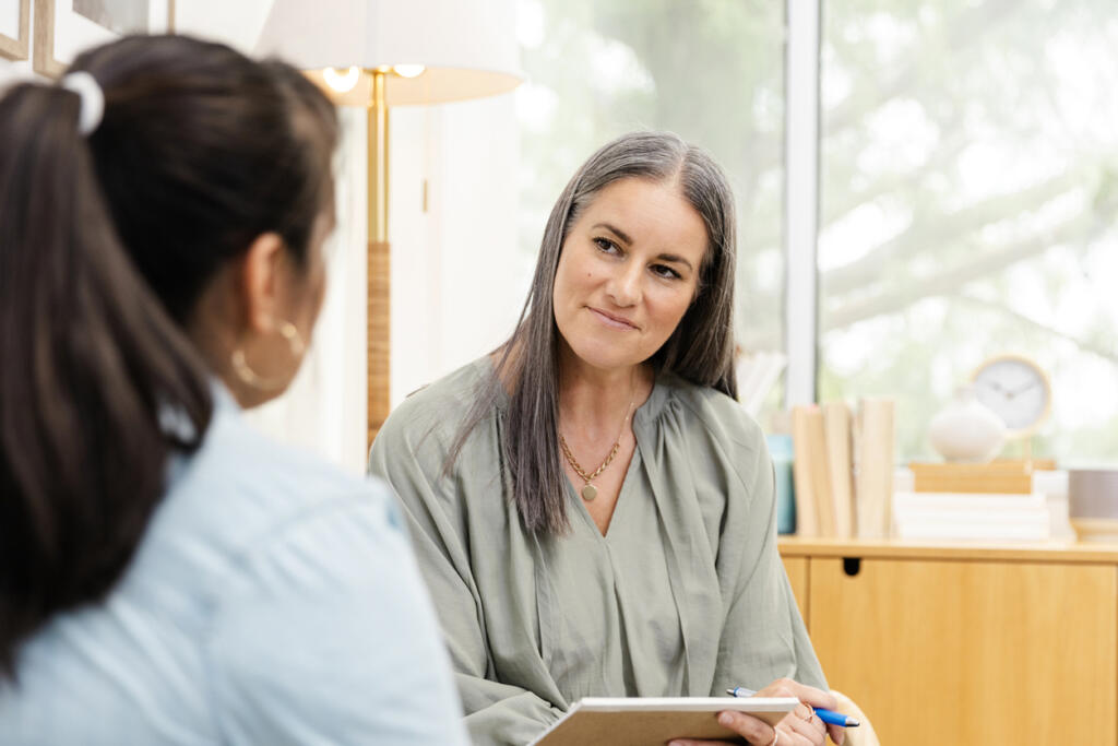 Female counsellor talking to a woman in rehab about dual diagnosis