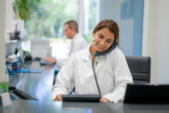 Healthcare professional offers alcohol home detox advice via phone