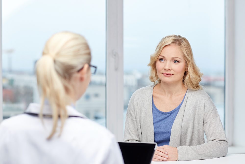 Counselor discussing dual diagnosis with patient in rehab