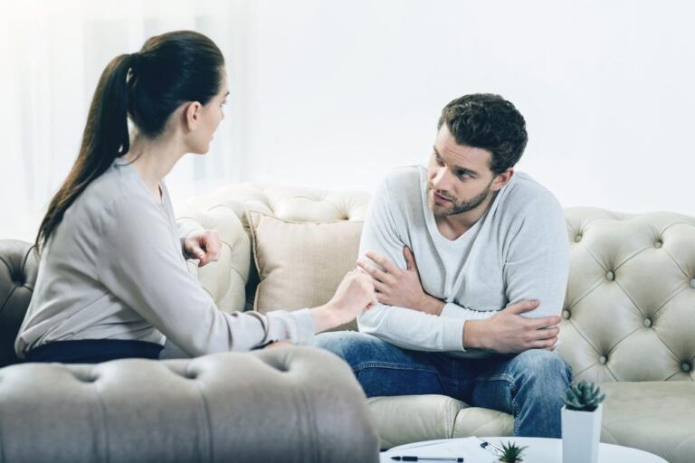 Therapist and client discussing alcohol rehab